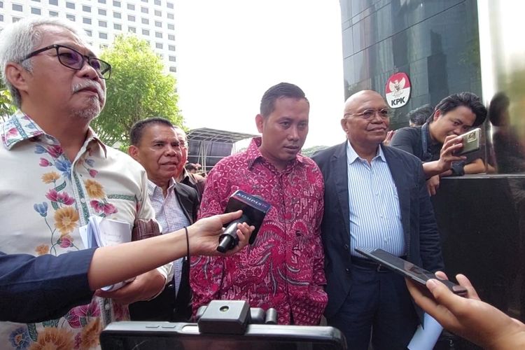 Staf Sekretaris Jenderal (Sekjen) PDI-P Hasto Kristiyanto, Kusnadi (mengenakan batik) memenuhi panggilan penyidik Komisi Pemberantasan Korupsi (KPK), Rabu (19/6/2024).