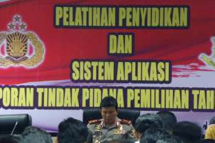 Kepala Bareskrim Polri Komjen Pol Ari Dono Sukmanto memberi arahan kepada penyidik se-Indonesia mengenai penanganan pelaporan terkait Pilkada 2017 di Bareskrim Polri, Jakarta, Kamis (13/10/2016).