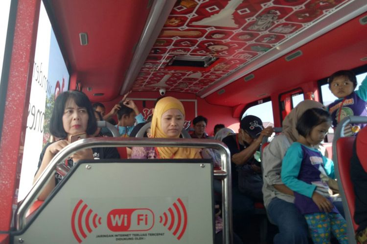 Wisatawan bisa menikmati fasilitas WIFI di bus wisata kota Semarang, Jumat (6/9/2017). Bus double decker wisata Semarang beroperasi setiap hari Selasa-Minggu, dari Museum Mandala Bhakti.