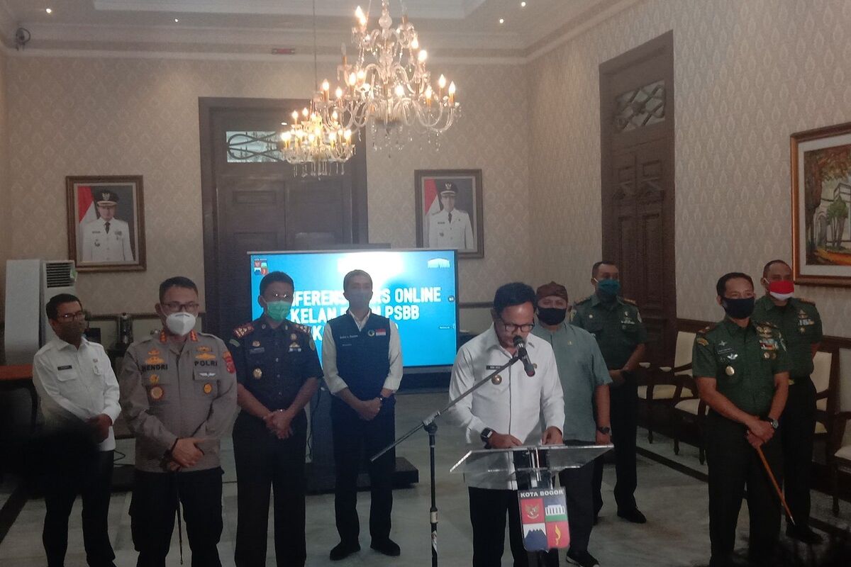 Wali Kota Bogor Bima Arya Sugiarto saat menggelar video conference menyampaikan perpanjangan masa pembatasan sosial berskala besar (PSBB) Transisi hingga satu bulan ke depan, di Balai Kota Bogor, Kamis (4/6/2020).