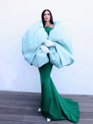 Demi Moore tampil dramatis di penutupan Cannes 2026 dengan gaun Balenciaga haute couture bernuansa sculptural elegan.

