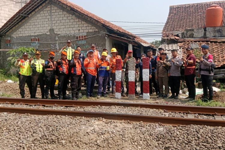 KAI Tutup Akses Sebidang Rel Kereta di Serang, Imbau Warga Tak Lagi Buka dan Gunakan Perlintasan Liar
