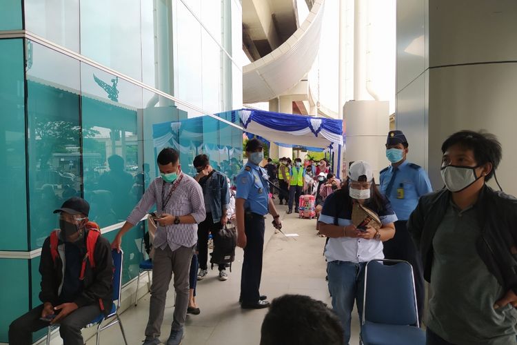 Calon penumpang pesawat di Bandara Soekarno-Hatta yang hendak melakukan layanan tes lacak virus Covid-19 di Shelter Kalayang Bandara Soekarno-Hatta, Senin (21/12/2020).