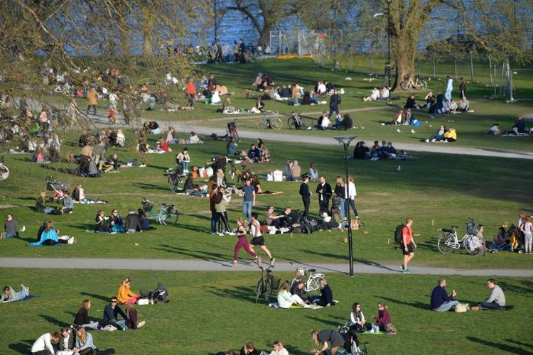 Suasana aktivitas warga di ibu kota Swedia, Stockholm, di masa pandemi Covid-19.
