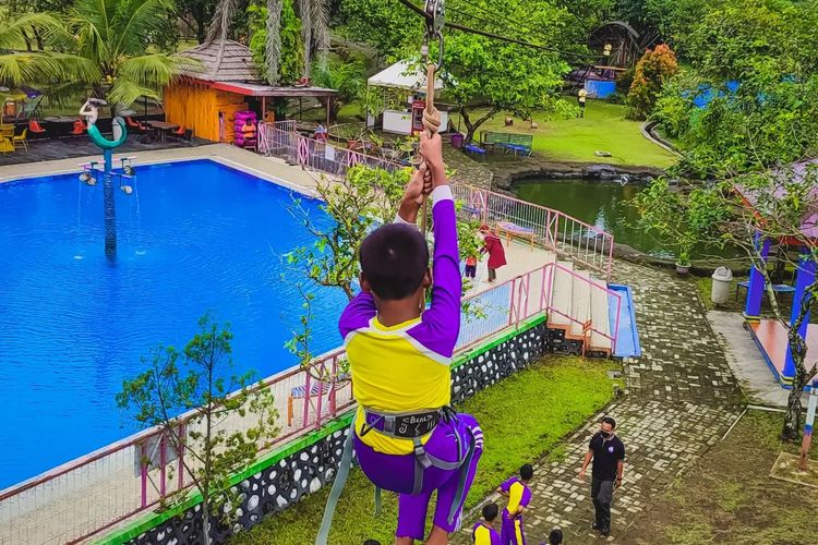 Ilustrasi bermain flying fox di Sanggaluri Park Purbalingga.