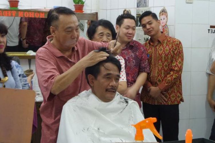 Wakil Gubernur Djarot Saiful Hidayat saat berada di pangkas rambut Ko Tang, Gang Gloria, Glodok, Jakarta Barat, Sabtu (18/6/2016). Djarot berkeliling kawasan Glodok sambil menyapa warga di Petak Sembilan dan toko-toko di Gang Gloria. 