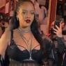Hamil, Rihanna Tampil 