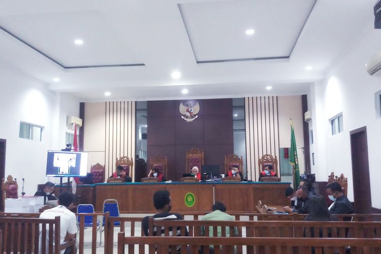 Sidang dugaan tindak pidana korupsi dengan terdakwa Bupati nonaktif Bintan Apri Sujadi di Pengadilan Negeri Tipikor Tanjungpinang.