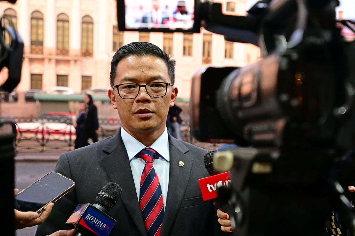 Menteri Luar Negeri (Menlu) Sugiono mengungkapkan, evakuasi warga negara Indonesia (WNI) di Iran menggunakan jalur darat, mengingat pesawat tidak bisa melintasi Iran. Keterangan ini disampaikannya kepada awak media di St. Petersburg, Rusia, Rabu (18/6/2025).