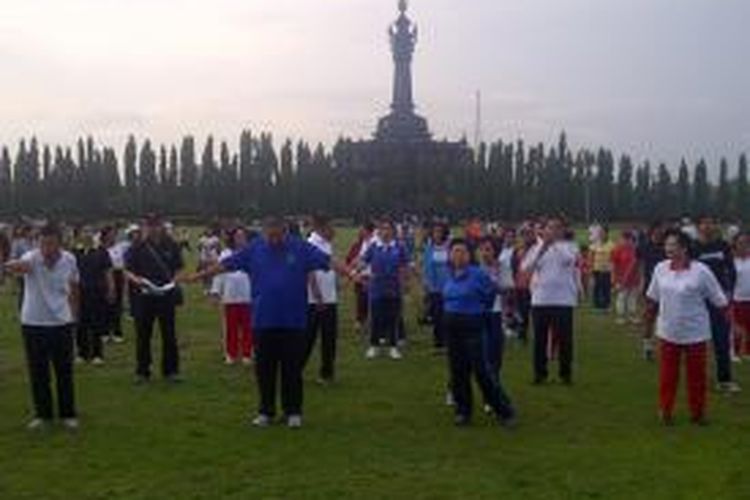 SBY dan Ani Yudhoyono sedang senam di Lapangan Renon Denpasar