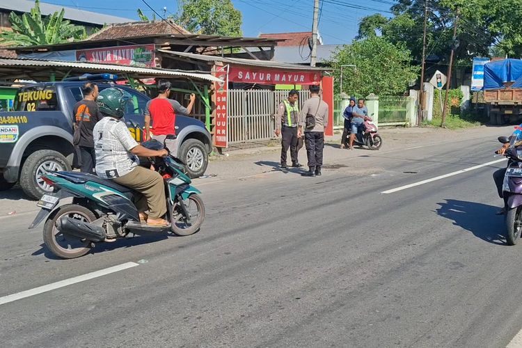 Tabrak Tronton dan Bus, Pasutri di Lumajang Tewas di Lokasi Kecelakaan