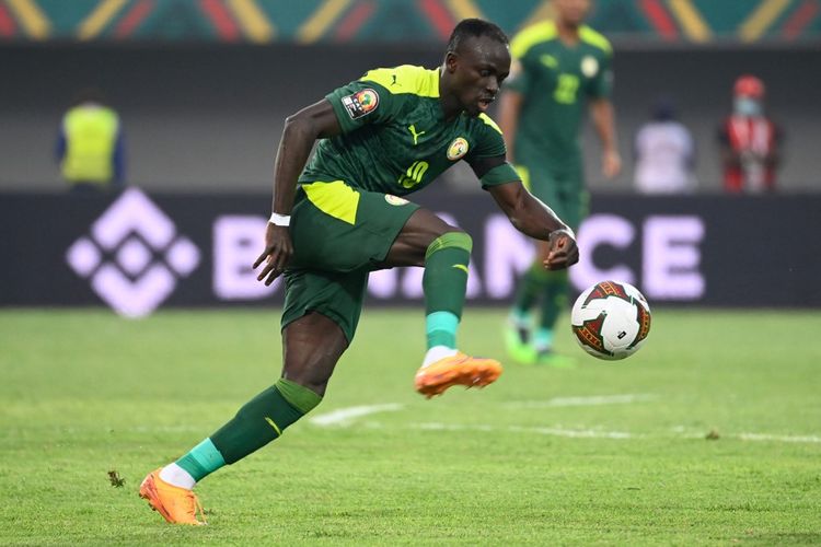 Sadio Mane saat mengontrol bola dalam pertandingan Senegal vs Cape Verde pada babak 16 besar Piala Afrika 2021 di Stade de Kouekong in Bafoussam, Selasa (25/1/2022). Sayangnya, Mane terancam absen pada Piala Dunia 2022 Qatar karena mengalami cedera.