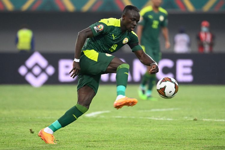 Sadio Mane saat mengontrol bola dalam pertandingan Senegal vs Cape Verde pada babak 16 besar Piala Afrika 2021 di Stade de Kouekong in Bafoussam, Selasa (25/1/2022).