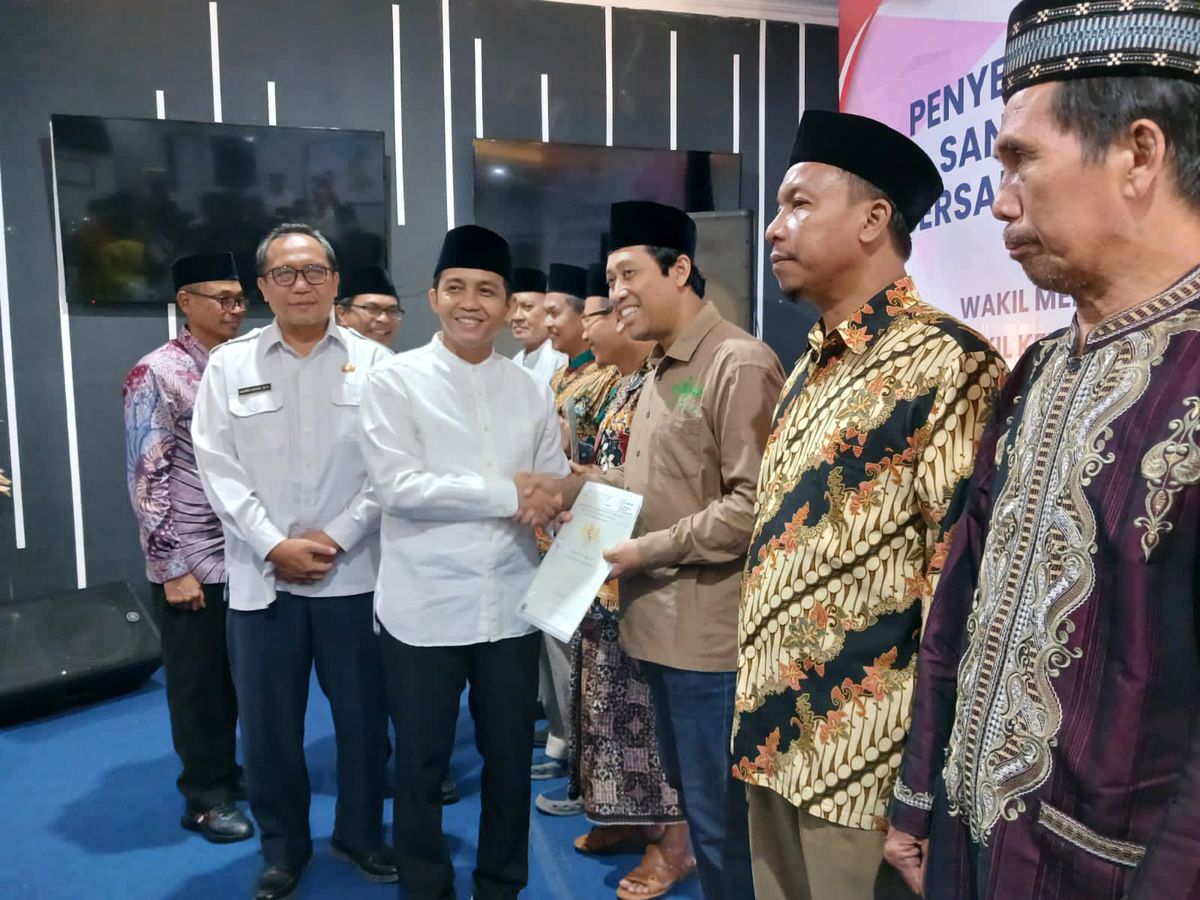 Cegah Konflik, Wakil Menteri ATR/BPN Serahkan Sertifikat Tanah Wakaf di Gresik