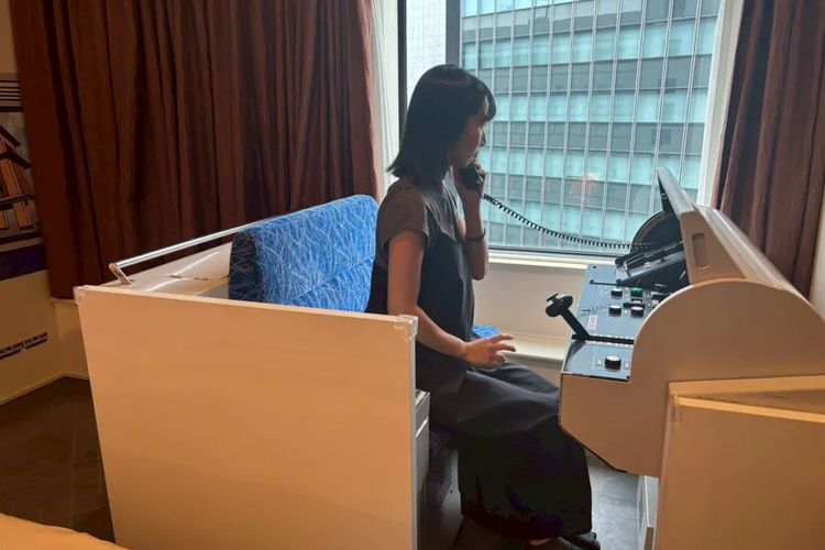 Tokyo Bay Ariake Washington Hotel menawarkan sensasi menginap di kamar dengan interior bertema kereta api Yurikamome. Dilansir dari Soranews24, ada kabin masinis kereta api Yurikamome asli yang dihadirkan di dalam kamar hotel. Kabin itu lengkap dengan panel control yang biasa digunakan oleh masinis yang bertugas.
