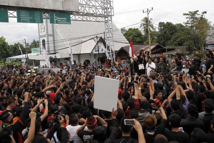 Gubernur Sulut Olly Dondokambey berorasi di hadapan massa yang menolak kedatangan Fahri Hamzah di Manado, Sabtu (13/5/2017). Fahri Hamzah dianggap sebagai sosok yang sering mengumbar pernyataan yang memicu tindakan intoleran.