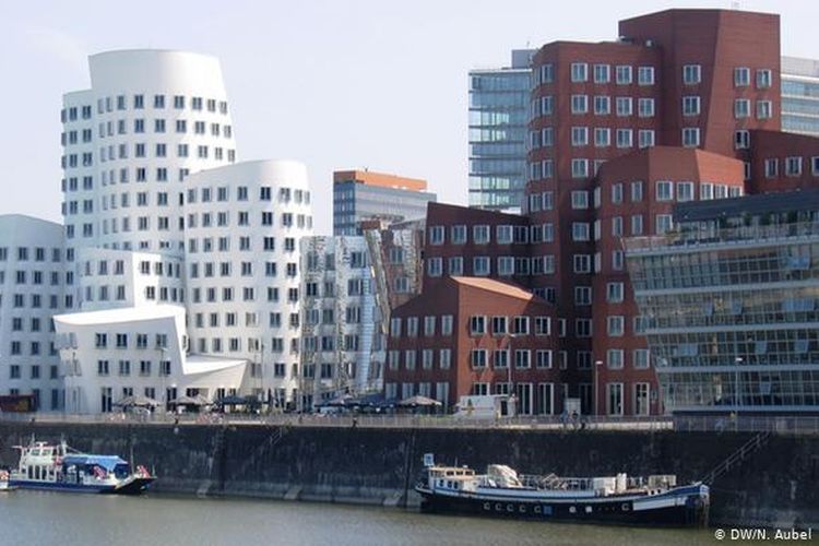 Rangkaian tiga gedung rancangan arsitek kondang Frank O. Gehry di pusat kota Duesseldorf.


