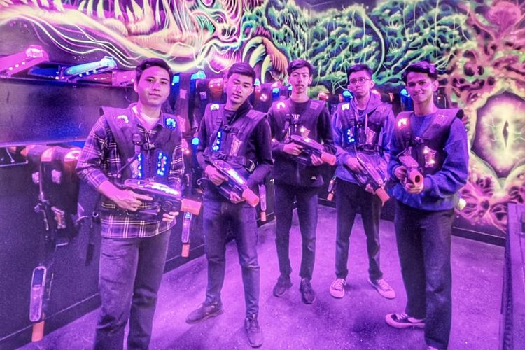 Permainan laser tag di Timezone