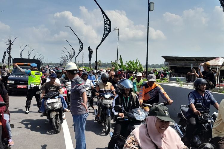 Masyarakat antusias melewati Jembatan Pandansimo yang menghubungkan kawasan pesisir selatan Yogyakarta resmi dibuka untuk umum.
