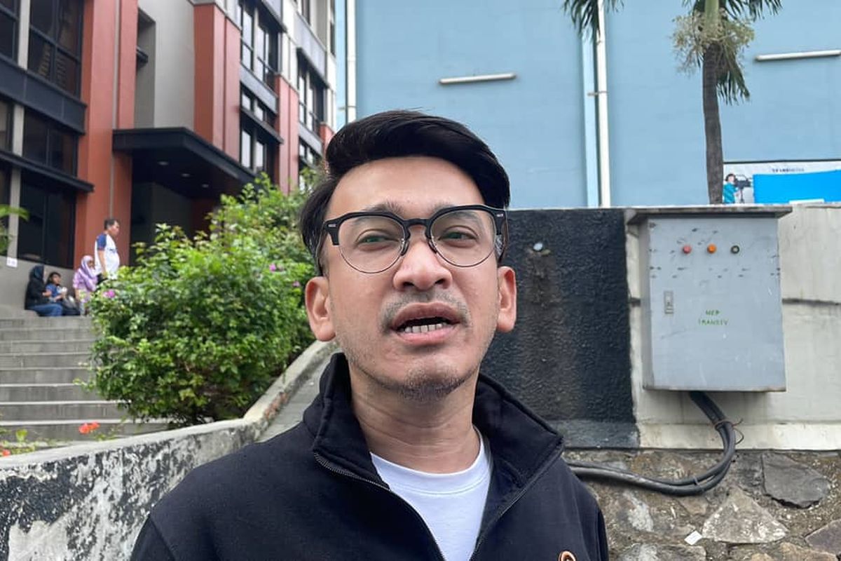 Presenter Ruben Onsu mempertanyakan wacana pemerintah yang ingin menghapuskan izin jualan TikTok Shop. 