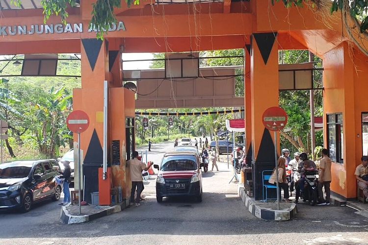 Pintu masuk kawasan pantai Baron, Gunungkidul, Minggu (23/4/2023(