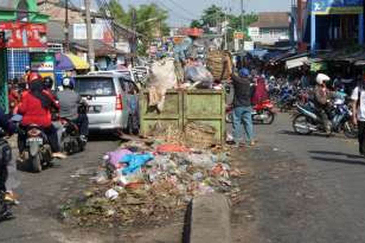 Bak sampah besar ditempatkan di tengah Jalan Aria Putra, depan Pasar Ciputat, Tangerang Selatan, Minggu (24/4/2016). Sampah dari pedagang di pasar tersebut dikumpulkan di sana dan tidak jarang sampah berserakkan sampai ke jalan hingga menyebarkan aroma tak sedap dan menghambat arus lalu lintas. 