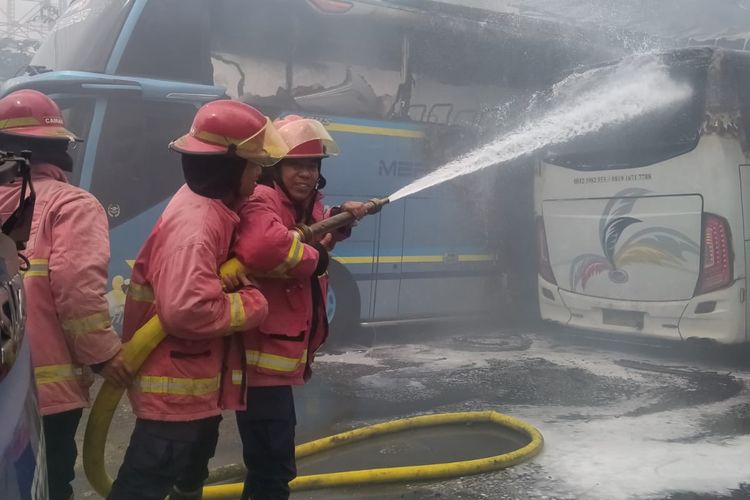 Petugas pemadam kebakaran saat berupaya memadamkan api dalam peristiwa kebakaran di sebuah bengkel bus di Jalan Pondok Indah I No. 6, Desa Pemecutan Kaja, Kecamatan  Denpasar Utara, Kota Denpasar, dilanda kebakaran, pada Senin (26/2/2024). /Dok.Humas Polresta Denpasar