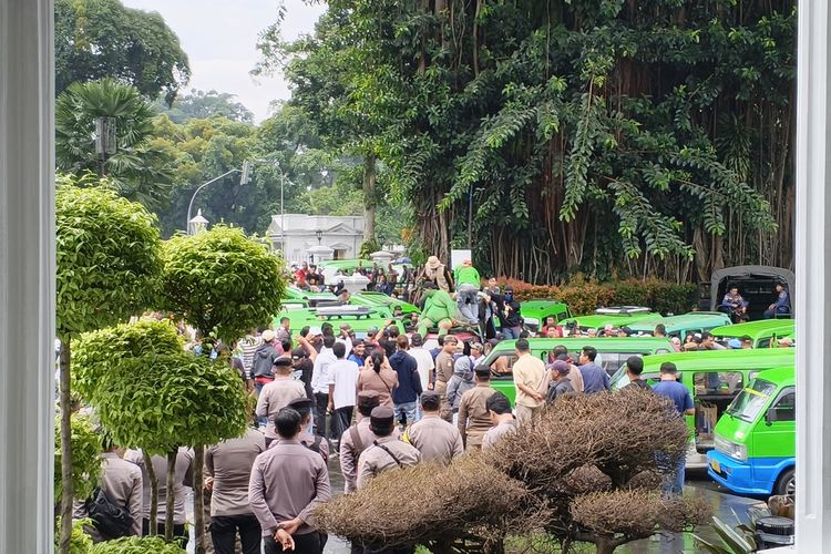 Sopir Angkot Bogor Demo di Balai Kota, Tolak Angkot 20 Tahun Langsung Dimatikan