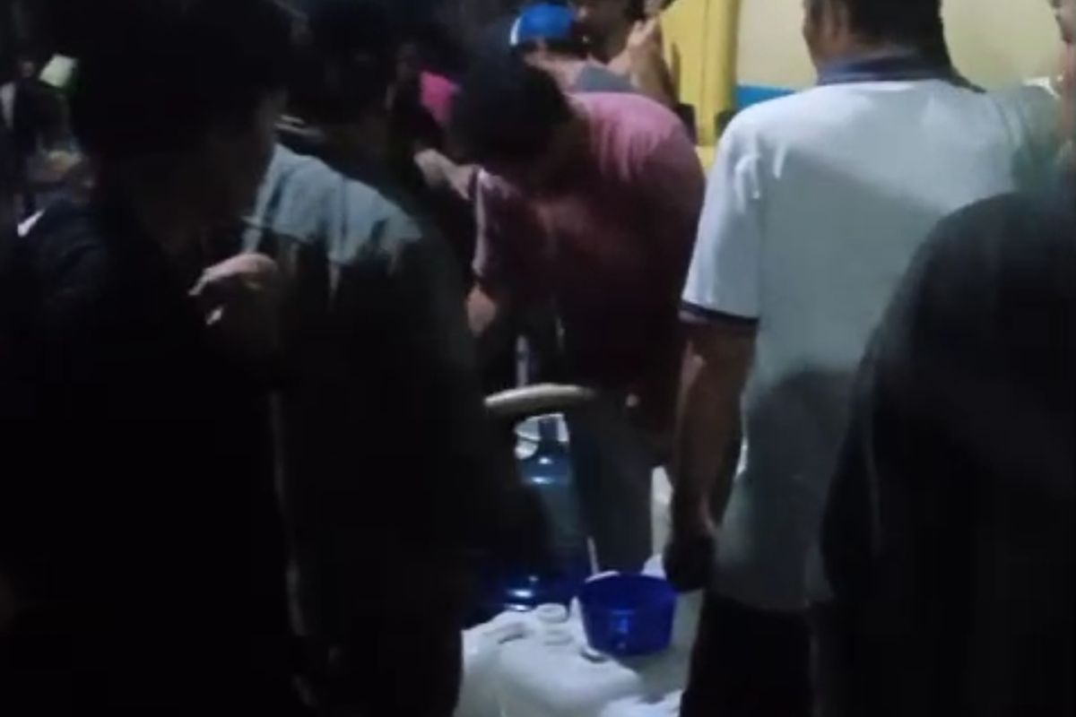 Sejumlah warga mengantri air bersih gratis dari truk PDAM di Kecamatan Namorambe, Deli Serdang,Sumut, Rabu (27/11/2024).