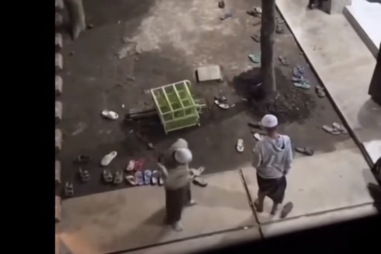 Tangkapan layar rekaman video saat pengasuh ponpes di Malang diduga pukul santri menggunakan rotan.