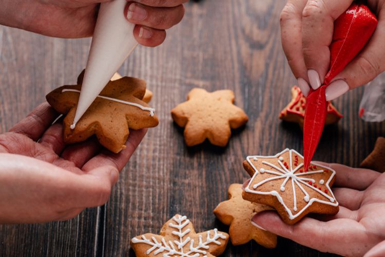 ilustrasi menghias bagian tengah cookies Natal. 
