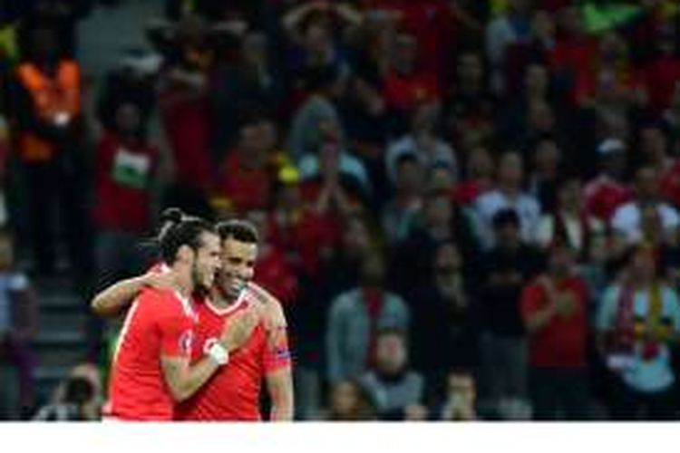 Penyerang Wales, Hal Robson-Kanu (kanan), mendapat sambutan dari Gareth Bale, setelah mencetak gol ke gawang Belgia pada pertandingan perempat final Piala Eropa 2016 di Stadion Pierre-Mauroy, Villeneuve-d'Ascq, Lille, Jumat (1/7/2016).