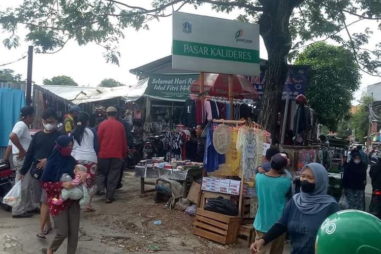 Sejumlah pedagang korban kebakaran di Pasar Kalideres, Jakarta Barat, terpaksa berjualan di emeperan bekas kebakaran labtaran tempat penampungan sementara yang tidak kunjung dibangun. 