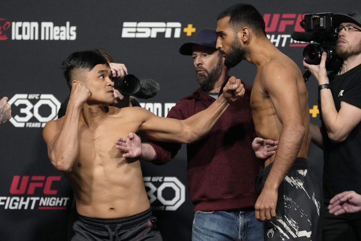 Jeka Saragih (kiri) berhadapan dengan sang calon lawan Anshul Jubli dalam sesi timbang badan di UFC Apex, Las Vegas, Amerika Serikat, 3 Februari 2023. Terkini, Bos UFC, Dana White, menyoroti pertarungan Jeka Saragih vs Anshul Jubli di final Road to UFC. (Photo by Jeff Bottari, via MOLA)