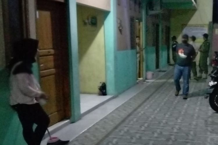 Petugas Satpol PP Bojonegoro saat melakukan razia di rumah kost tempat pasangan mesum