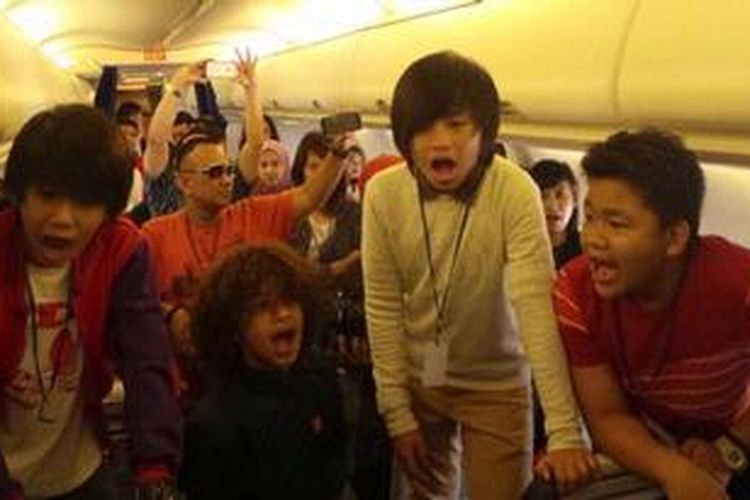 Boyband Coboy Junior tampil dalam pesawat terbang rute Jakarta-Balikpapan, Sabtu (20/4/2014), di ketinggian 30.000 kaki di atas permukaan laut.