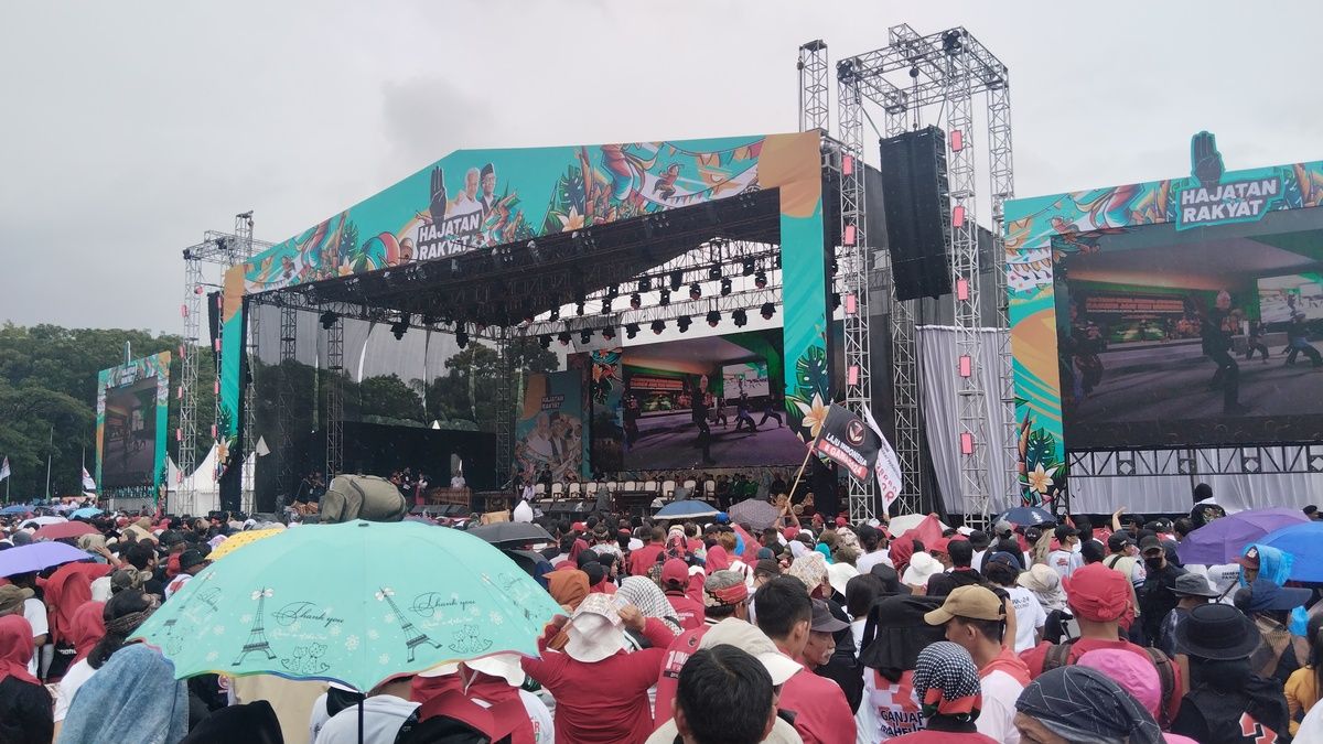 Ganjar Boyong Anak Istri saat Kampanye Terbuka Perdana di Bandung, Nyanyi Lagu 