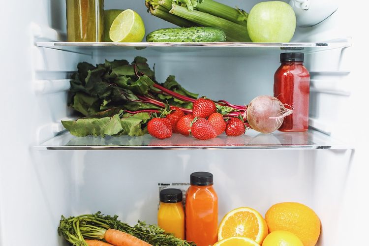 Ilustrasi menyimpan makanan dalam lemari es