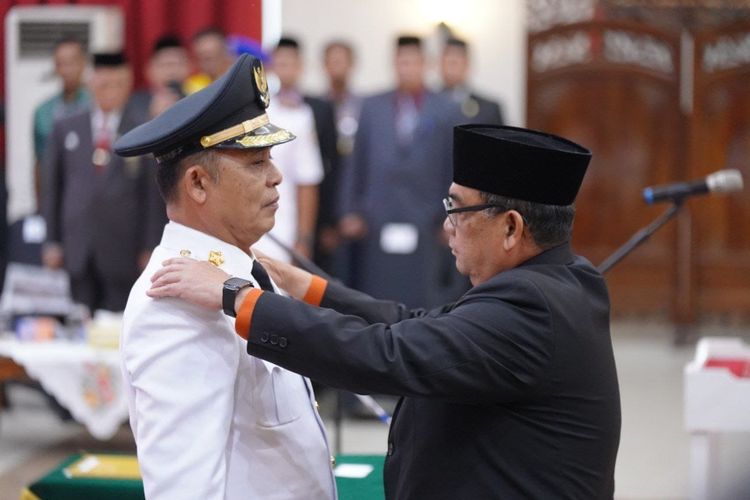 Pelaksana Tugas (Plt) Gubernur Riau Edy Natar Nasution melantik Penjabat (Pj) Bupati Kabupaten Indragiri Hilir Herman di Gedung Balai Serindit, Kota Pekanbaru, Kamis (23/11/2023).