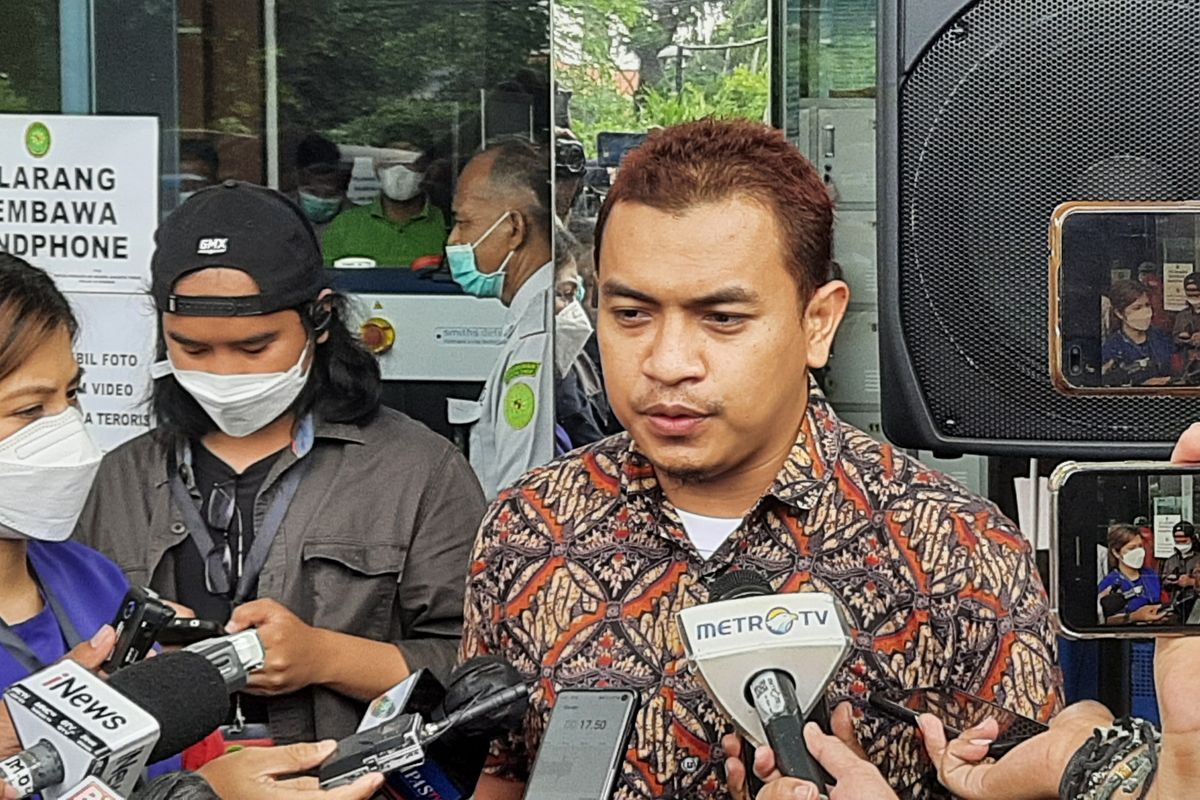 Kuasa hukum Munarman, Aziz Yanuar, menyampaikan kondisi terbaru kliennya itu di rumah tahanan narkoba Polda Metro Jaya. Hal itu diungkapkan Aziz di Pengadilan Negeri Jakarta Timur, Rabu (22/12/2021).