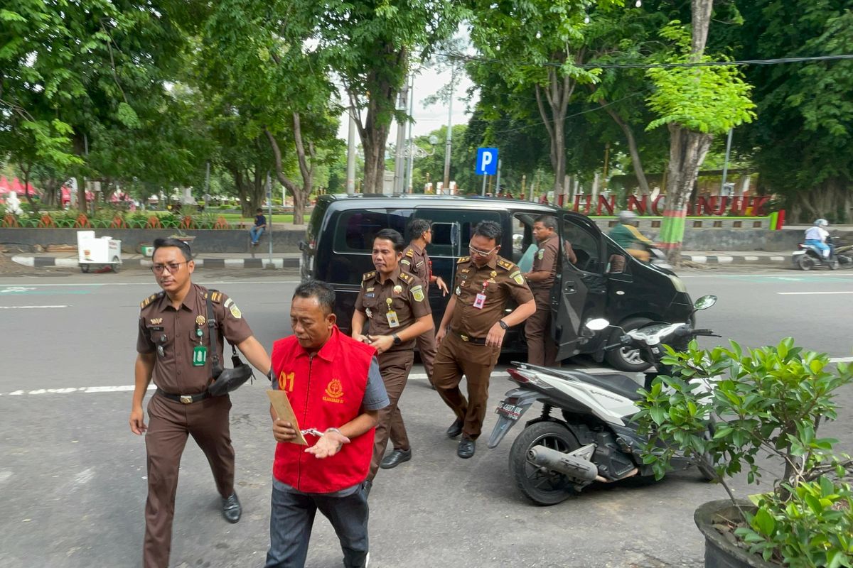 Aparat Kejaksaan Negeri Nganjuk saat menahan tersangka Mujiono, Senin (9/12/2024)