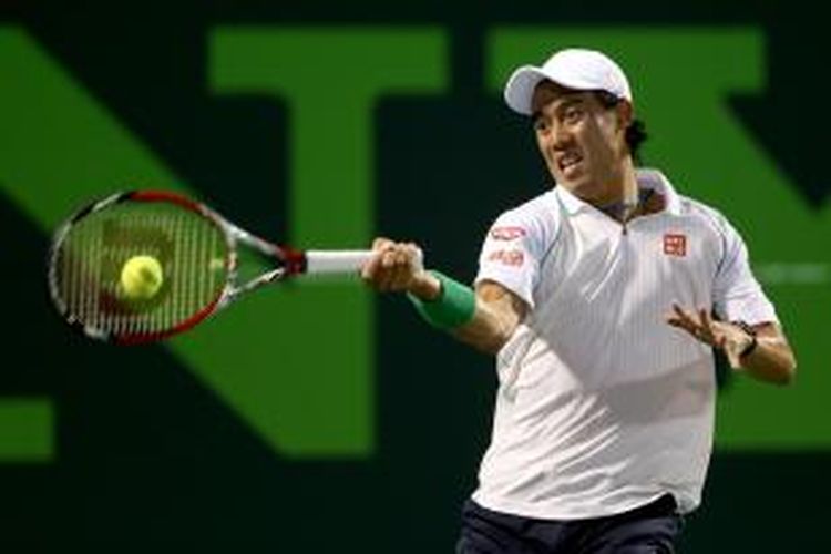 Petenis Jepang Kei Nishikori mengembalikan bola ke arah petenis Swiss, Roger Federer, pada perempat final Sony Open di Crandon Park Tennis Center, Rabu (26/3/2014). Nishikori menang 3-6, 7-5, 6-4.