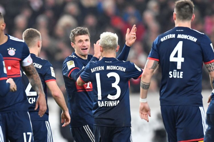 Para pemain Bayern Muenchen merayakan gol Thomas Mueller ke gawang VfB Stuttgart pada laga Liga Jerman di Mercedes-Benz Arena, Sabtu (16/12/2017).