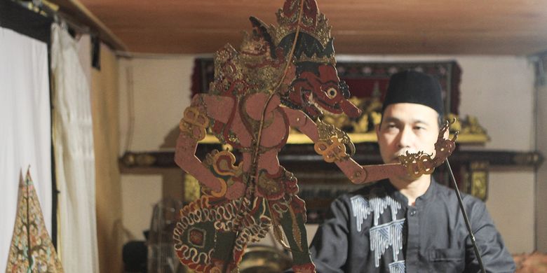 Wirawan Rusdi dalang wayang Palembang memperlihatkan wayang yang berasal dari abad ke 17 yang merupakan peninggalan dari keluarganya, Minggu (25/9/2023)