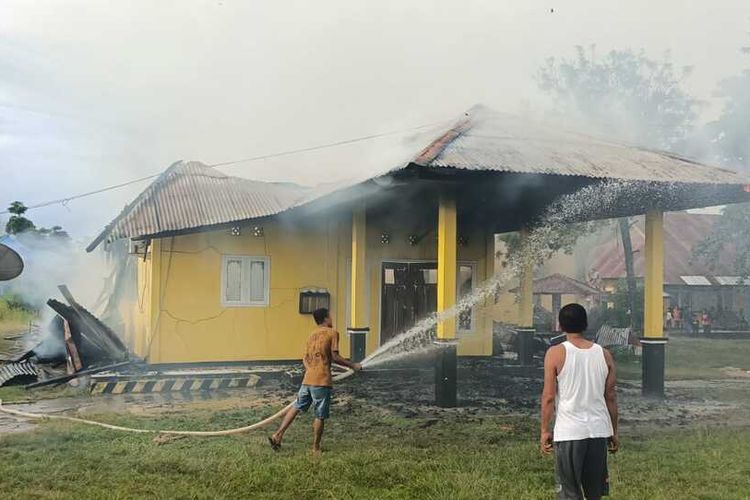 Kantor Dinas Pendidikan dan Kebudayaan Kabupaten Buru, Maluku hangus terbakar, Minggu sore (15/5/2022)