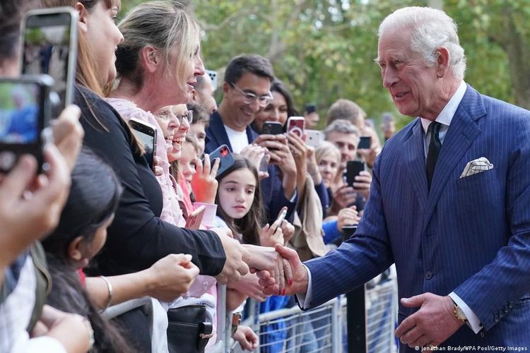 Dibandingkan dengan mendiang Ratu Elizabeth II, Charles selama ini terkesan lebih mudah didekati dan tidak segan menunjukkan perasaannya.