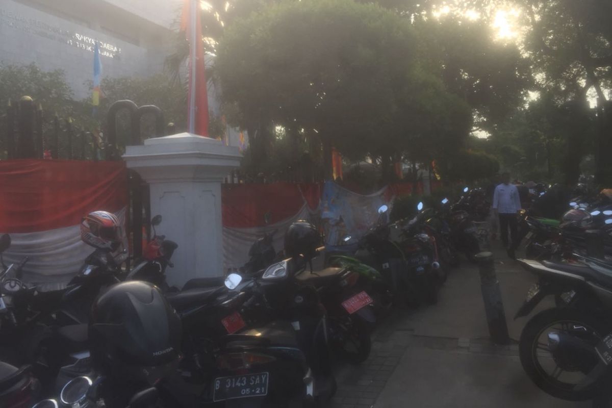 Motor diparkir di trotoar karena tidak bisa masuk ke dalam Gedung DPRD DKI Jakarta, Jumat (22/6/2018). Area parkir Gedung DPRD DKI dibuat steril untuk kebutuhan parkir tamu undangan dalam sidang paripurna istimewa HUT ke-491 Jakarta. 