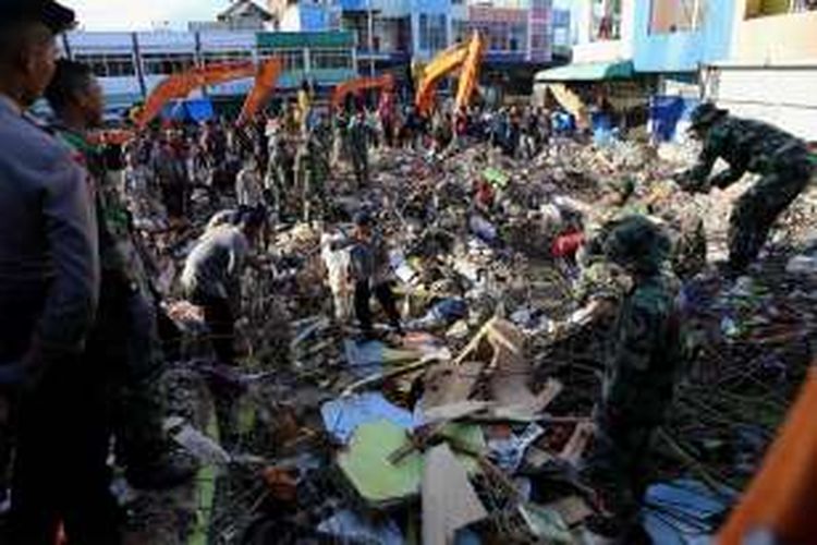 Aparat TNI/Polri bersama tim Basarnas mencari korban yang tertimbun bangunan pasar Meureudu yang roboh akibat bencana gempa di Kecamatan Meureudu, Kabupaten Pidie jaya, Aceh, Kamis, (8/12/2016). Lebih dari seratus orang tewas dan ratusan lainnya luka berat dan ringan. Selain itu 86 unit rumah, 105 ruko, 13 unit masjid rusak berat akibat gempa yang terjadi pada Rabu, pukul 05.03 WIB ini.