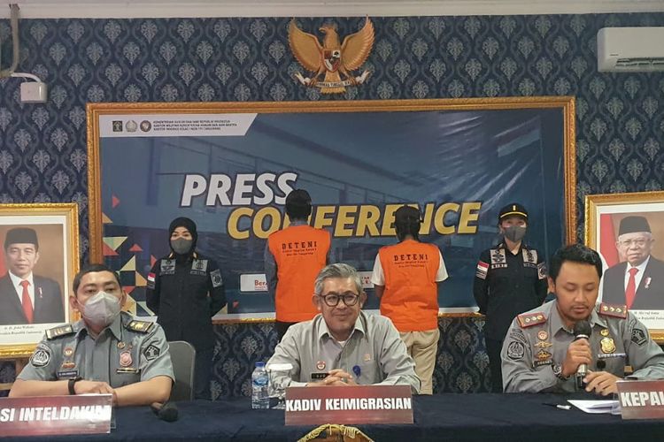 Kantor Imigrasi I Non TPI Tangerang mengggelar konferensi pers pengungkapan kasus WN Kamerun yang mencoba membuat parpor Indonesia pada Selasa (19/9/2023).