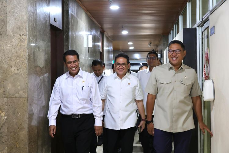 Menteri Pertanian (Mentan) Andi Amran Sulaiman (kiri) dalam Rapat Koordinasi Pengendalian Harga Beras di Kantor Kementerian Pertanian, Jakarta, Senin (20/10/2025).